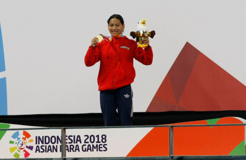 Syuci Indriani memamerkan medali emas yang diraihnya dari cabor