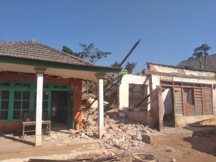 Korban Gempa Situbondo Trauma Masuk Rumah