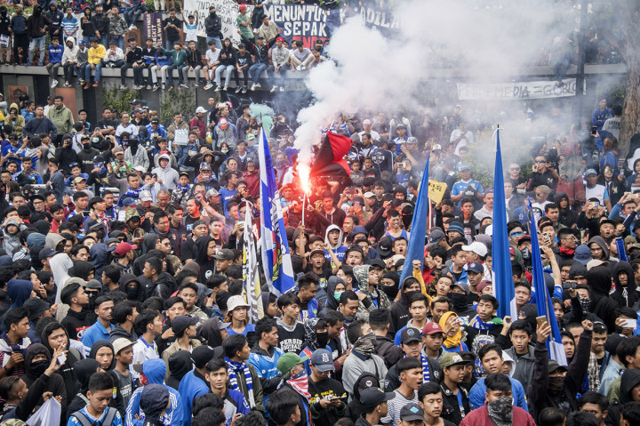 Protes Keputusan PSSI, Ribuan Bobotoh Demo di Gedung Sate