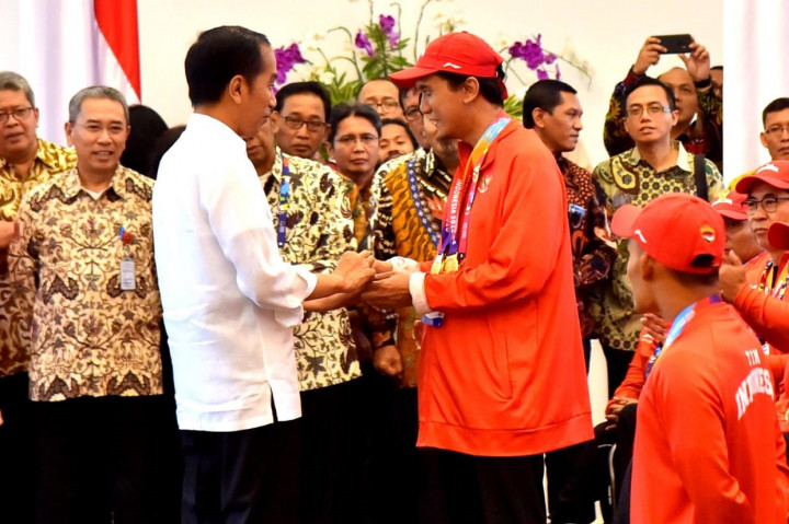 Jokowi Serahkan Bonus ke Atlet Asian Para Games 2018