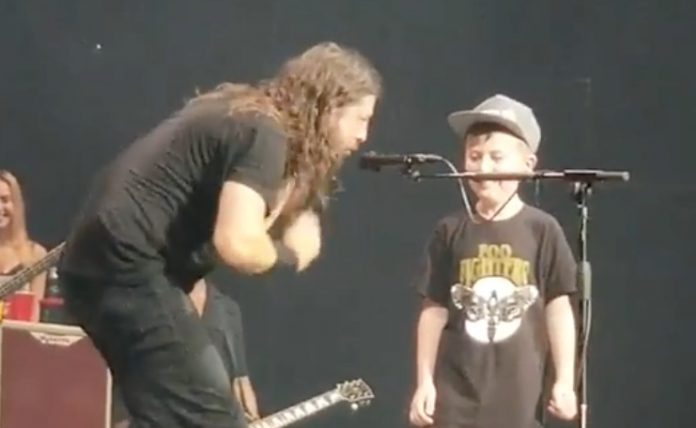 Simak Aksi Bocah 7 Tahun Bawakan Lagu Metallica Bersama Foo Fighters