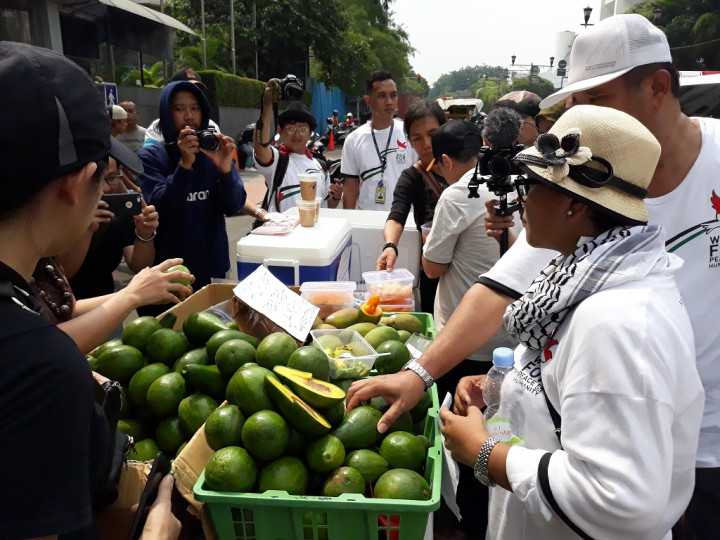 Menlu Retno Jajan Alpukat di CFD