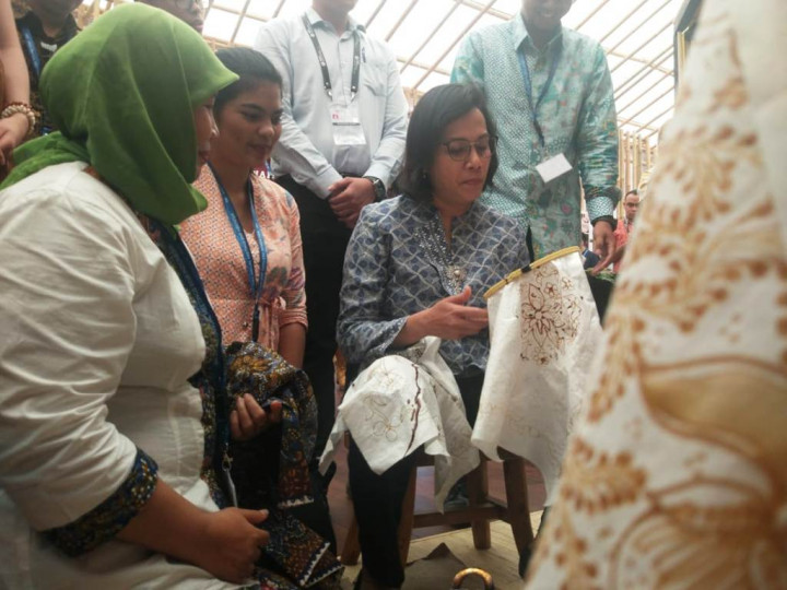 Sri Mulyani Lihai Membatik di Agenda IMF-WB