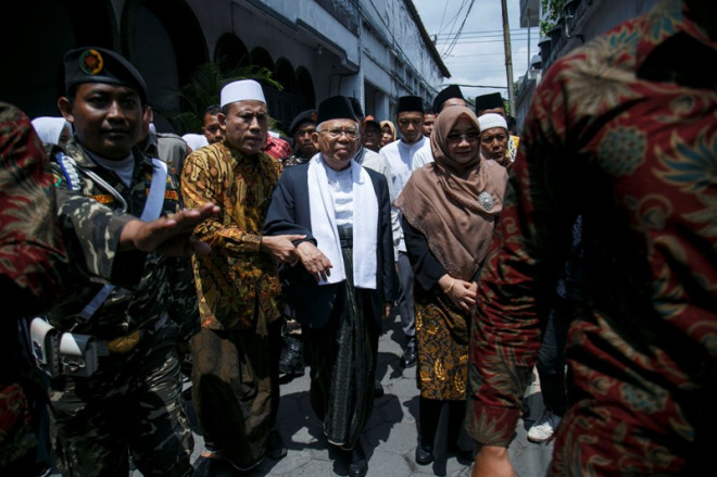 Bakal calon Wakil Presiden Ma'ruf Amin (tengah) tiba di Pondok Pesantren Krapyak, Bantul, DI Yogyakarta, Minggu (14/10). ANTARA FOTO/Hendra Nurdiyansyah.