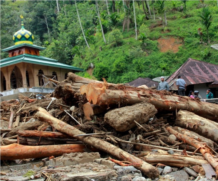 Korban Banjir Madina Diungsikan ke Sekolah