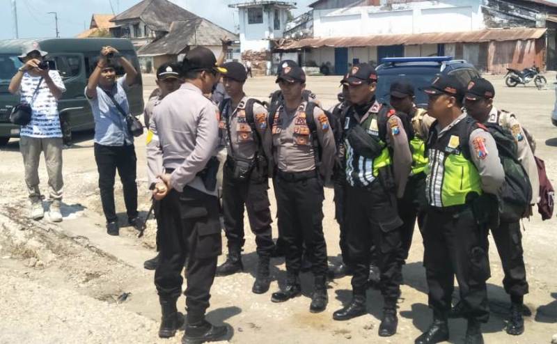 Kapolres Sumenep saat memberikan arahan kepada anggota di Pelabuhan Kalianget sebelum berlayar ke Pulau Sapudi – Medcom.id / Rahmatullah