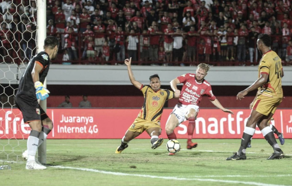 Momen saat Melvin Platje menceploskan bola ke gawang Mitra Kukar (Foto: Bali United)