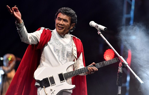 Rhoma Irama bersama Soneta saat tampil pada hari kedua Synchronize Fest 2018 di Gambir Expo, Kemayoran, Jakarta, Sabtu (6/10/2018).
