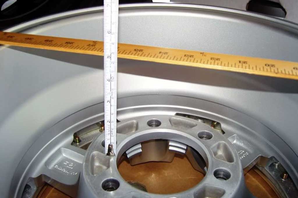 Pilih pelek mobil dengan ukuran offset sesuai standar pabrikan agar komponen kaki-kaki lebih awet. WheelPros