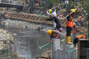 Penataan Bantaran Kali Mandek di Era Anies