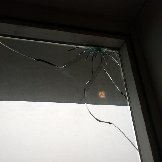 Polisi Bawa Satu Kotak dari Lokasi Penembakan DPR