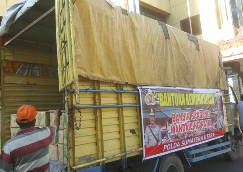 Seorang pekerja angkutan sedang memuat bantuan logistik dari Polda Sumut yang akan dikirim untuk para korban bencana banjir bandang dan longsor di Kabupaten Mandailing Natal, Senin 15 Oktober 2018. Foto: Media Indonesia Koresponden/ Yoseph Pencawan.
