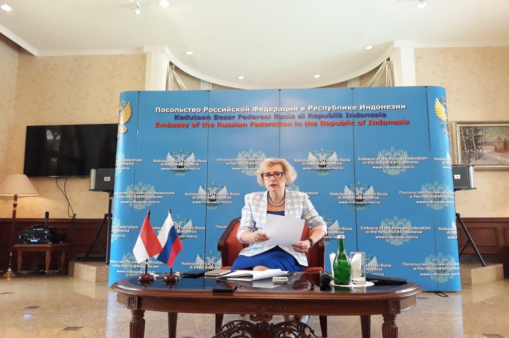 Dubes Rusia untuk Indonesia Lyudmila Vorobieva memberikan keterangan kepada awak media di kediamannya di Jakarta, Rabu 17 Oktober 2018. (Foto: Marcheilla Ariesta)