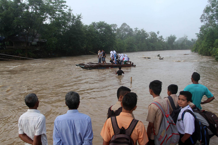 Jembatan Rusak, Anak-anak Sekolah Gunakan Getek