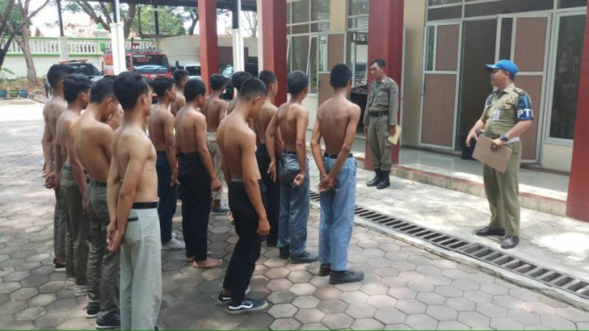 Petugas Satpol PP Kabupaten Tegal, Jawa Tengah, memberikan pembinaan kepada para pelajar yang dipergoki sedang membolos, Rabu, 17 Oktober 2018, (Medcom.id/Kuntoro Tayubi).