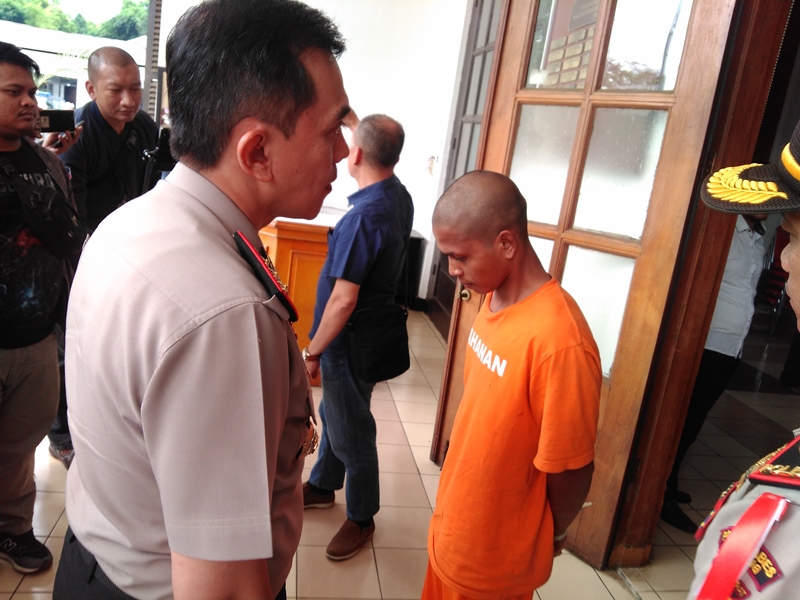 Kepala Polrestabes Bandung Kombes Pol Irman Sugema bersama pelaku penculikan di Markas Polrestabes Bandung. Medcom.id/P. Aditya Prakasa