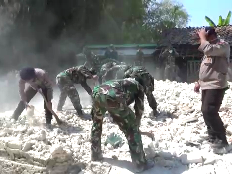 Baru 205 Reruntuhan Rumah di Sapudi Dibersihkan