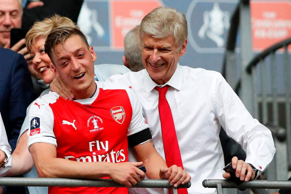 Arsene Wenger (kanan) dan Mesut Oezil merayakan sukses menjuarai Piala FA (AFP/Adrian Dennis)