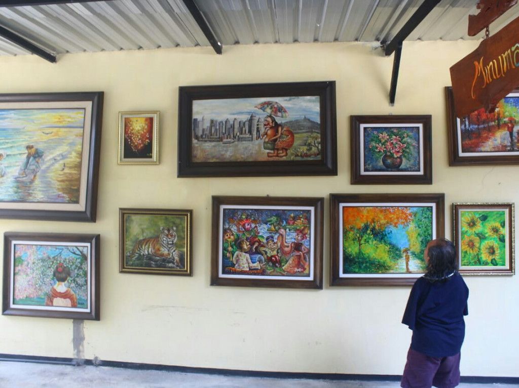 Sadikin Pard, pelukis tunadaksa, saat melukis di padepokannya, Selasa 16 Oktober 2018. Medcom.id/Daviq Umar Al Faruq