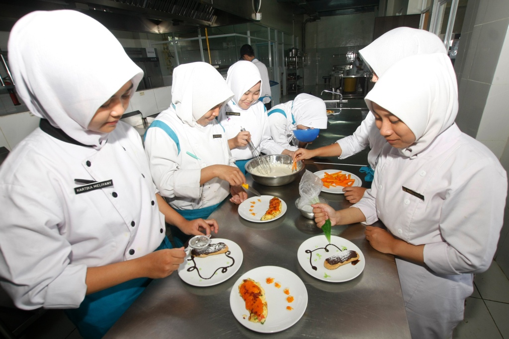 uasana kegiatan belajar tataboga membuat makanan pembuka di SMK Pariwisata Metland, Cileungsi, MI/Bary Fathahilah.