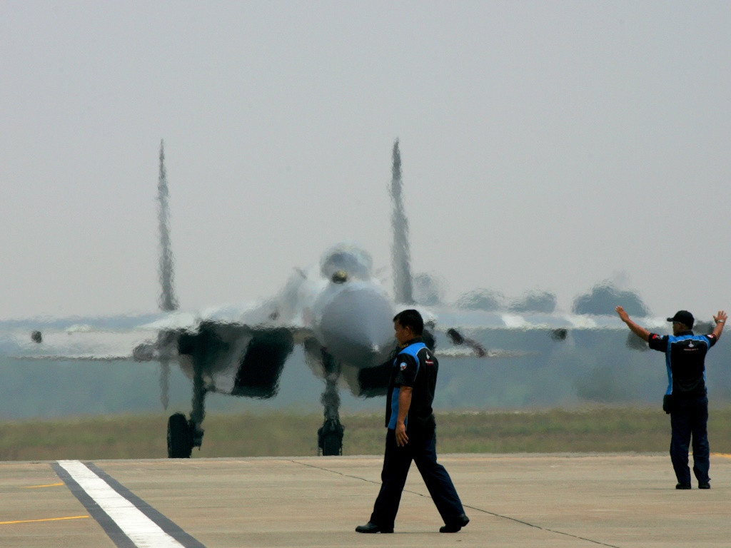 Jet tempur Sukhoi SU-27MKI/30MKI TNI AU mendarat di Bandara Hang Nadim, Batam. Foto: Antara/M. N. Kanwa.