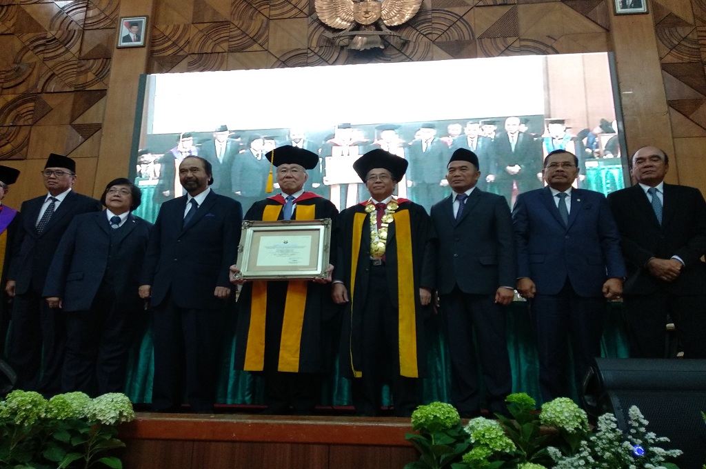 Mendag Enggartiasto Lukita berfoto bersama tamu kehormatan usai ia menerima gelar Doctor Honoris Causa di UPI Bandung, Kamis, 18 Oktober 2018, Medcom.id - Aditya