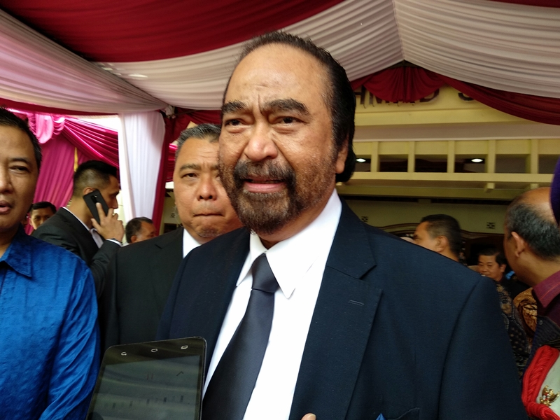 Ketua Umum Partai NasDem Surya Paloh memberikan selamat kepada Menteri Perdagangan Enggartiasto Lukita atas penghargaan gelar kehormatan Doctor Honoris Causa oleh Universitas Pendididikan Indonesia (UPI). Medcom.id/P. Aditya Prakasa