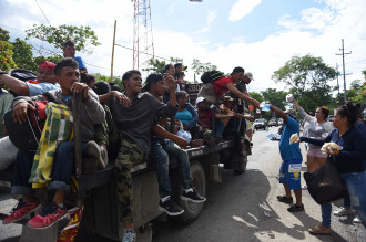 Warga Guatemala Beri Bantuan ke Imigran Honduras