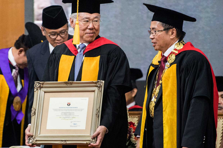 Enggartiasto Terima Gelar Doktor Kehormatan dari UPI