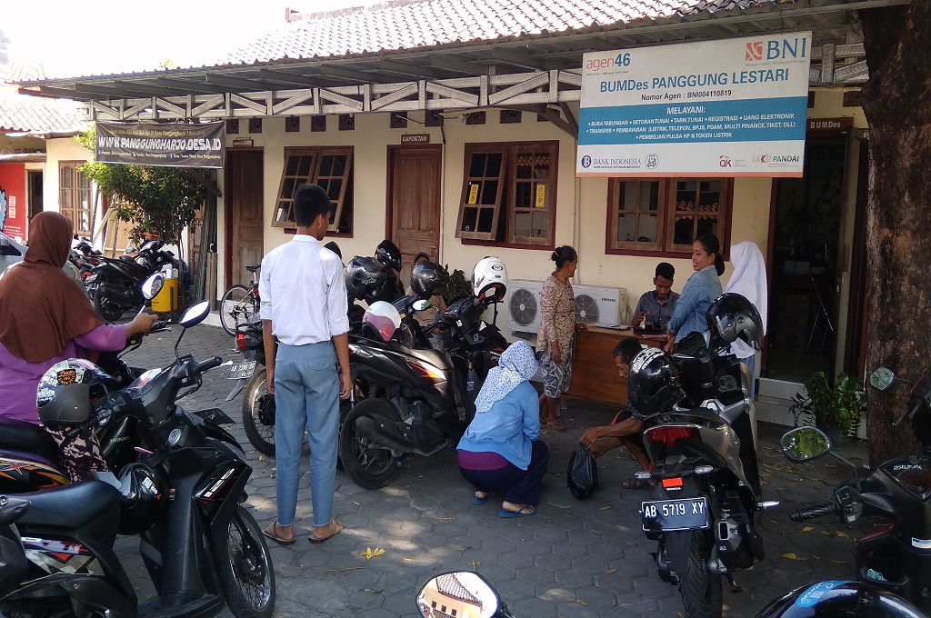 Suasana di depan kantor BUMDes Panggunglestari Desa Panggungharjo, Sewon Bantul, Medcom.id - Mustaqim