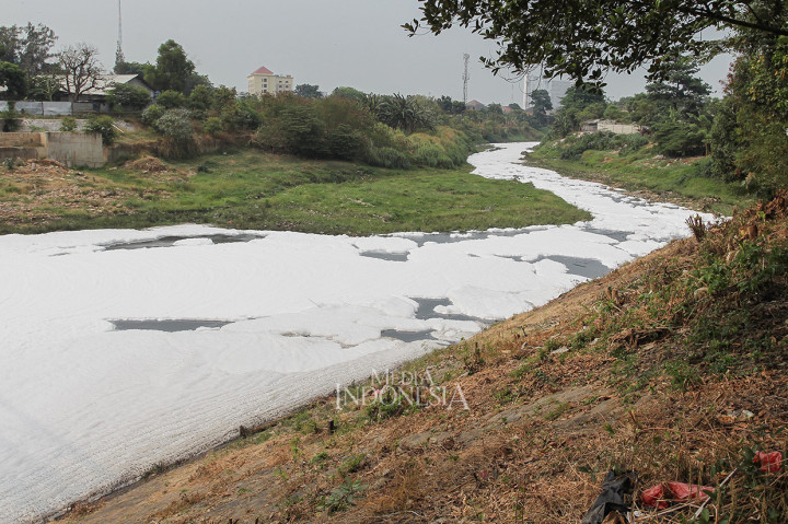 Kali Bekasi Diselimuti Busa dan Berbau