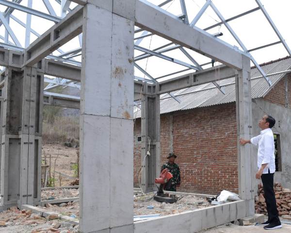 Jokowi Tinjau Pembangunan Rumah Tahan Gempa