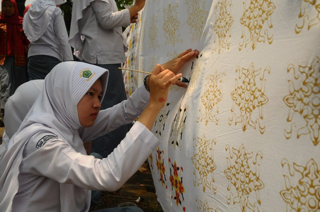 Sejumlah siswa membatik bersama di komplek Madrasah Aliyah Walisongo, Pecangaan, Jepara, Jawa Tengah. Foto: Antara/Yusuf Nugroho..