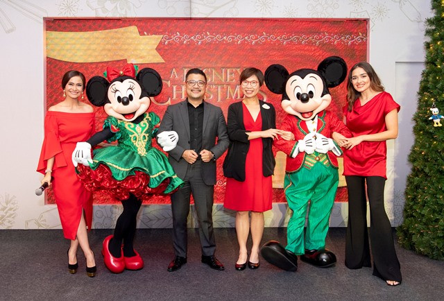 Kemeriahan Natal Ditemani Mickey dan Minnie Mouse