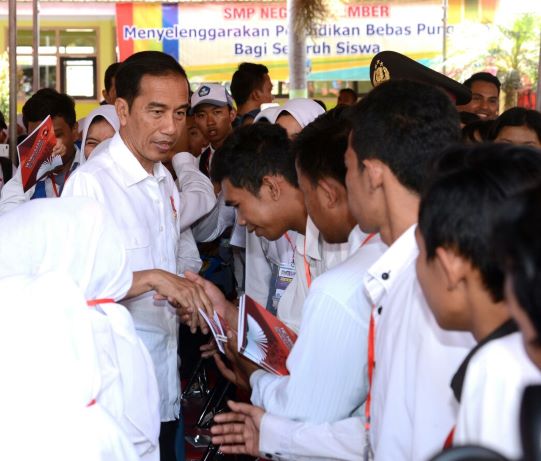 Presdien Joko Widodo (Jokowi) tengah membagikan Kartu Indonesia Pintar (KIP) kepada siswa di jember, Jawa Timur, MI/Agus Mulyawan.