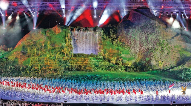 Kontingen Indonesia diperkenalkan saat malam pembukaan Asian Games 2018 di Stadion Utama Gelora Bung Karno, Senayan. Foto: MI/Rommy.