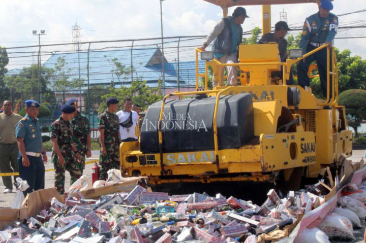 Lanal Dumai Musnahkan Miras dan Rokok Ilegal