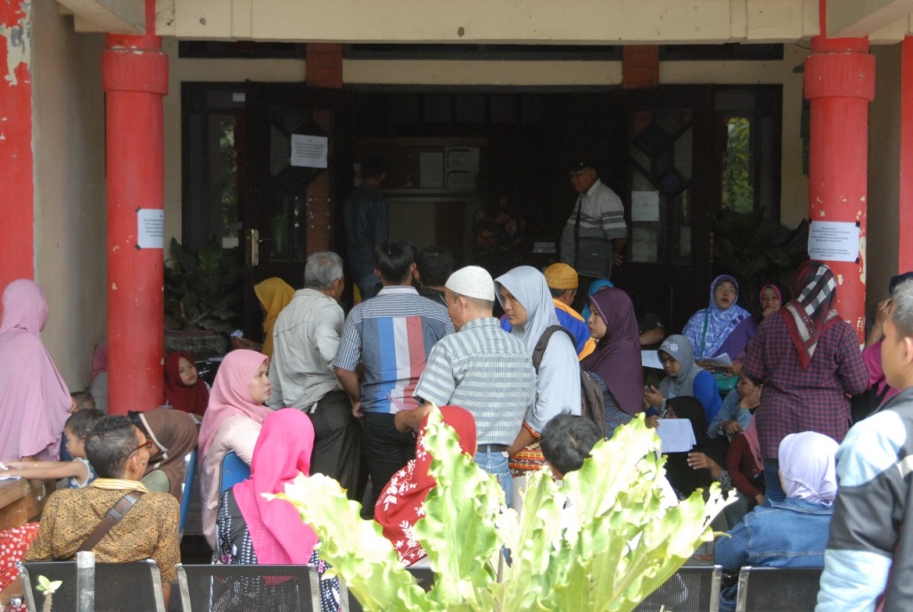 Sejumlah warga tampak mengantre pembuatan KTP-el di kantor Disdukcapil Kabupaten Tegal. Jawa Tengah. (Medcom.id/Kuntoro Tayubi)