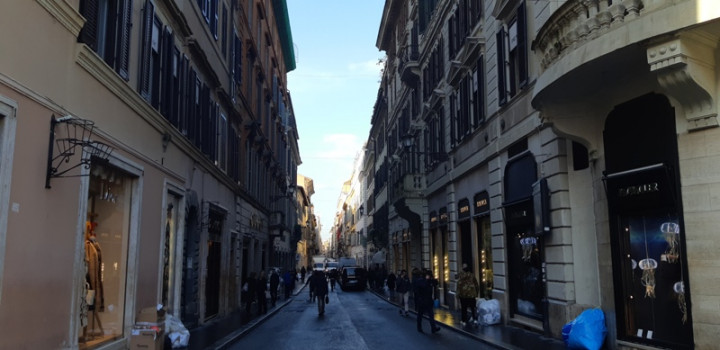 Bayang-Bayang Syahrini di Via Condotti Roma