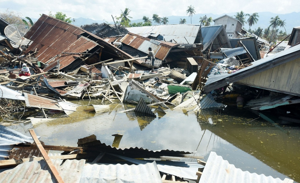  Warga mengambil barang-barang yang masih bisa digunakan di lokasi terdampak pergerakan atau pencairan tanah (likuifaksi) di Petobo Palu, Sulawesi Tengah, Rabu (10/10/2018). Foto: Antara/Yusran Uccang