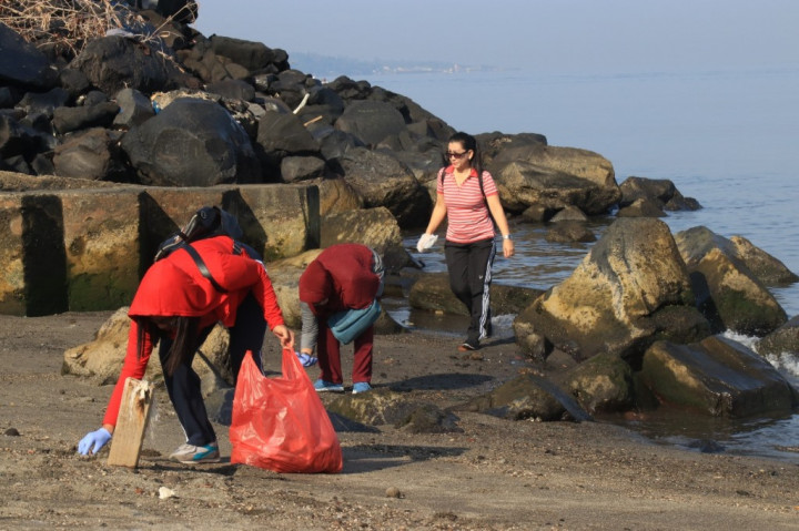 ASN Bergotong Royong Bersihkan Pantai Manado