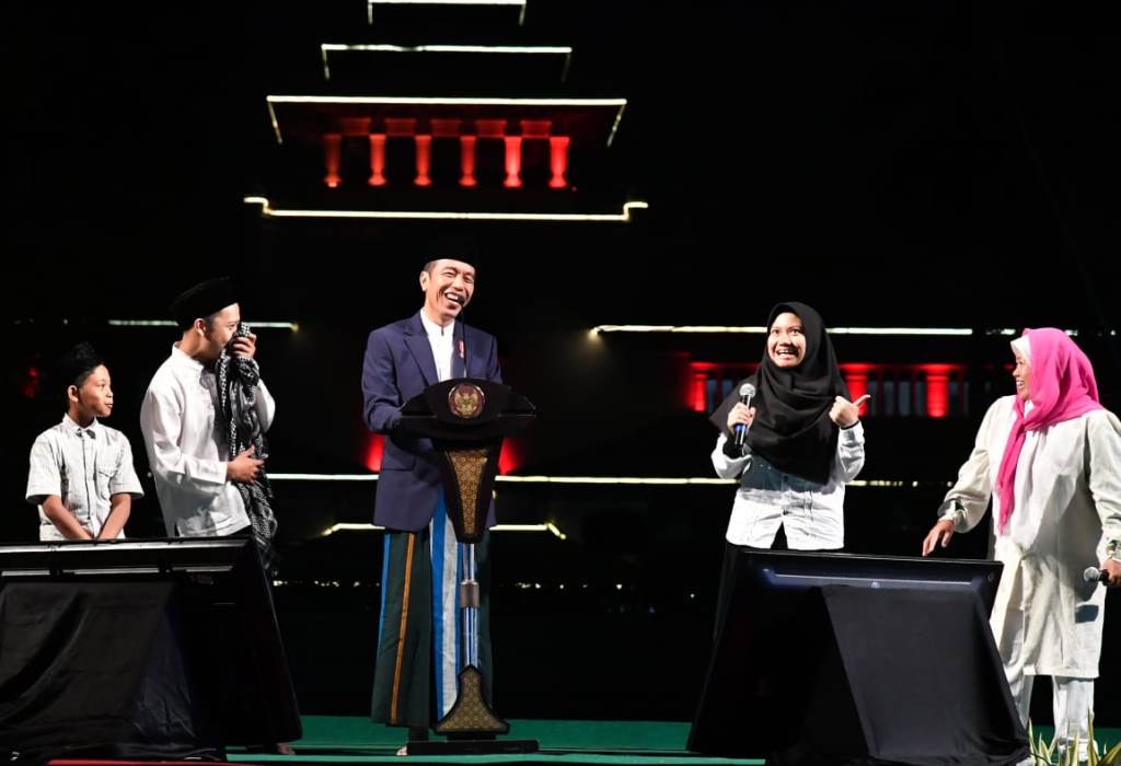 Presiden Joko Widodo (tengah) saat menghadiri acara Malam Puncak Hari Santri 2018 di Lapangan Gasibu, Kota Bandung, Jawa Barat, Minggu (21/10). (Deputi Bidang Protokol, Pers, dan Media Sekretariat Presiden)