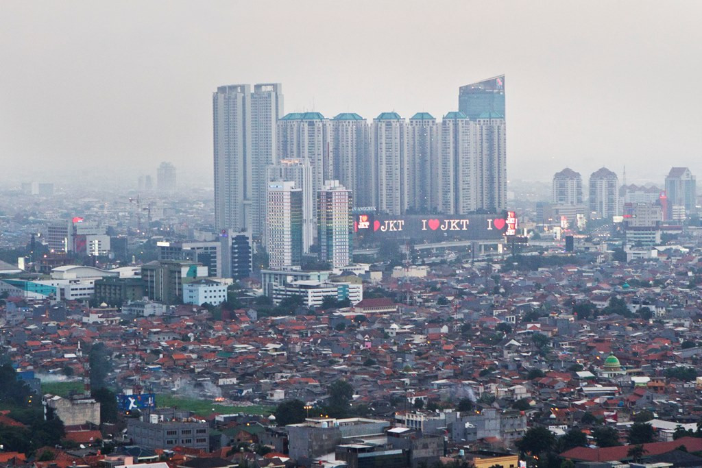  Lansekap pemukiman padat berlatar gedung-gedun di kawasan Thamrin, Jakarta Pusat. (MI/Atet Dwi Pramadia)