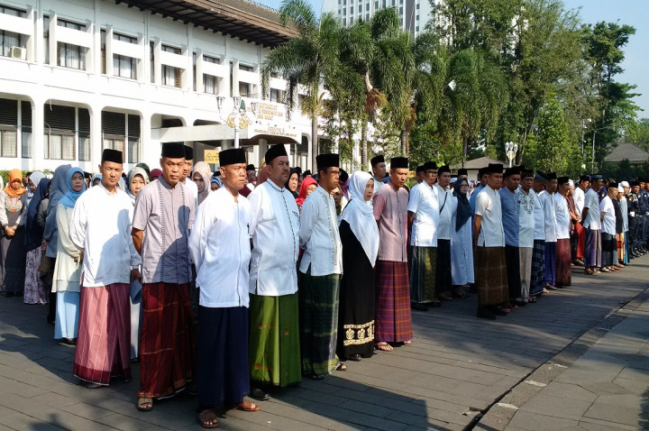 ASN Kenakan Sarung saat Apel Pagi