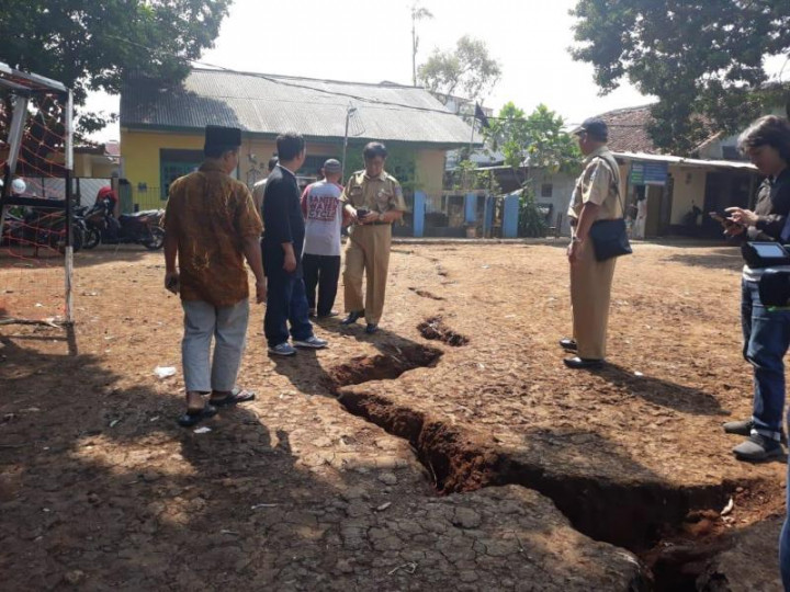 Warga Diminta Segera Tutup Tanah yang Retak