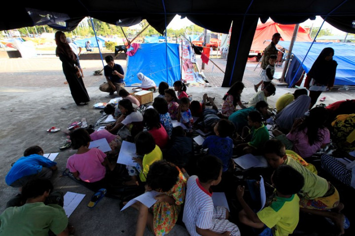 Siswa di Palu dan Sigi Belajar di Dalam Tenda Pengungsian