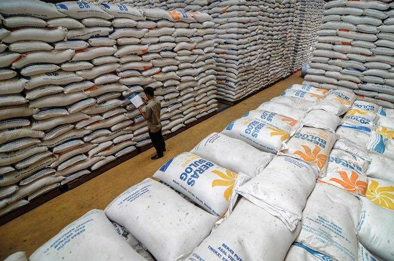 Petugas memeriksa stok beras di Gudang Bulog Baru Cisaranten Kidul Sub Divre Bandung, Jawa Barat, Senin (16/10/2018)/ANTARA FOTO/Raisan Al Farisi