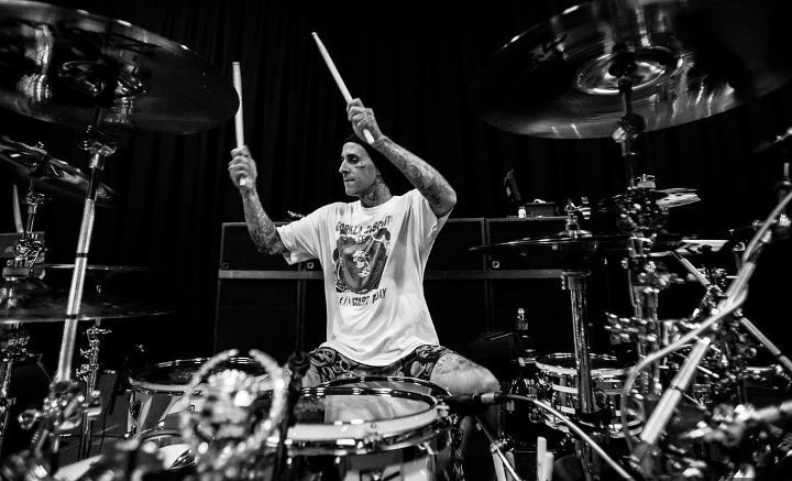 Travis Barker Siap Kembali Beraksi Bersama Blink-182