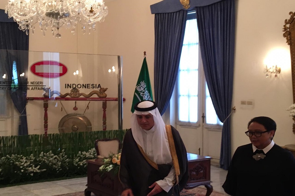 Menlu Retno Marsudi (kanan) bersama Menlu Jubeir di Kemenlu RI, Jakarta, Selasa 23 Oktober 2018. (Foto: Sonya Michaella/Medcom.id)