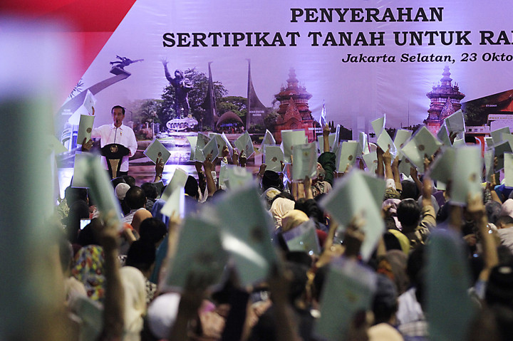 Jokowi Serahkan 5 Ribu Sertifikat Tanah untuk Warga Jaksel